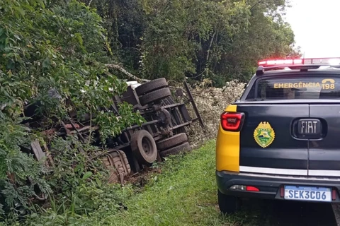 Motorista perde controle de direção e tomba caminhão em Piraí do Sul