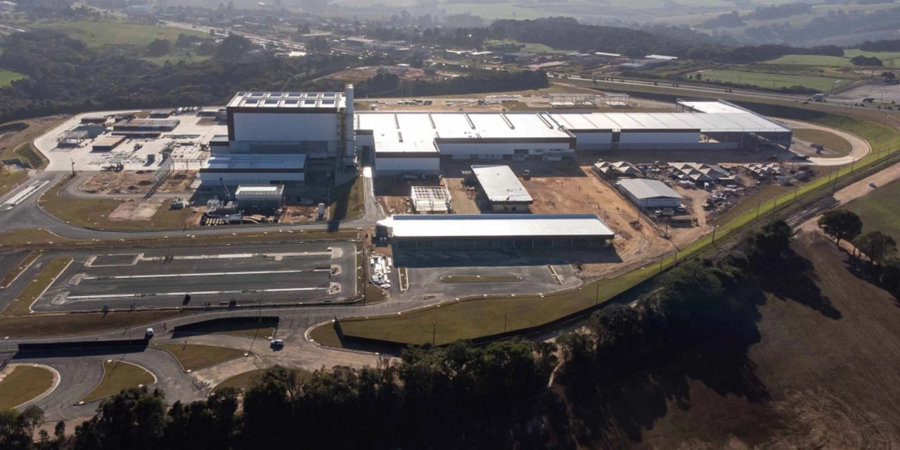 Ratinho Junior inaugura nova fábrica de garrafas de vidro da Ambev em Carambeí