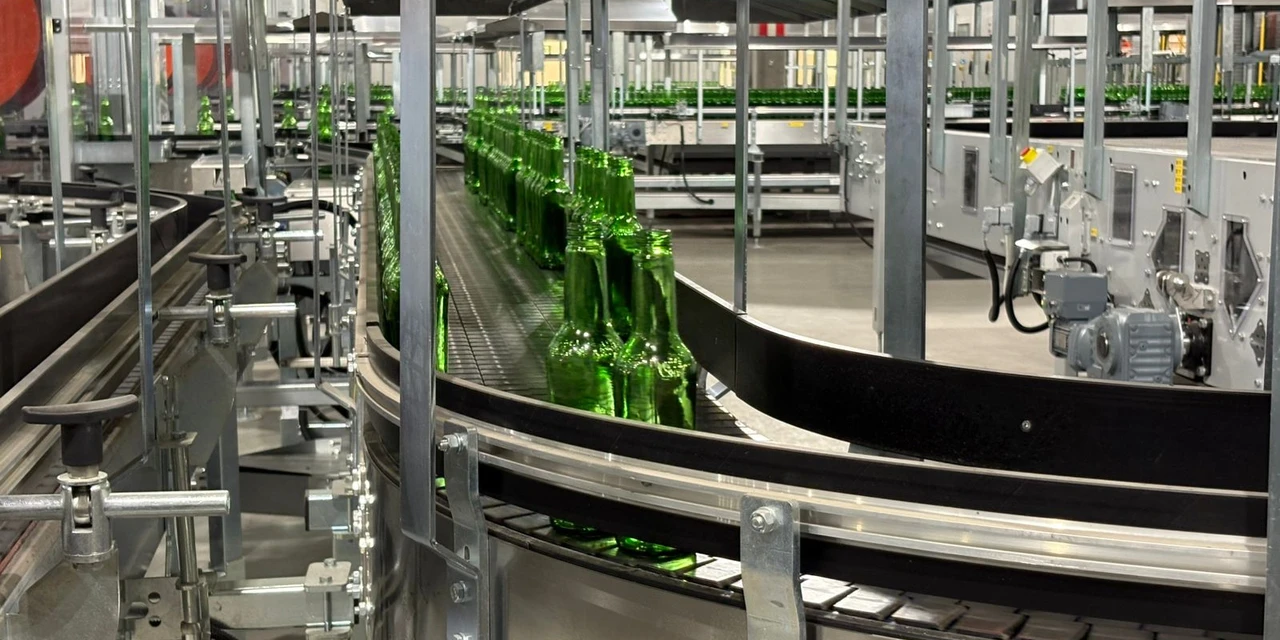 Nova fábrica da Ambev já iniciou a produção de garrafas em Carambeí; veja fotos