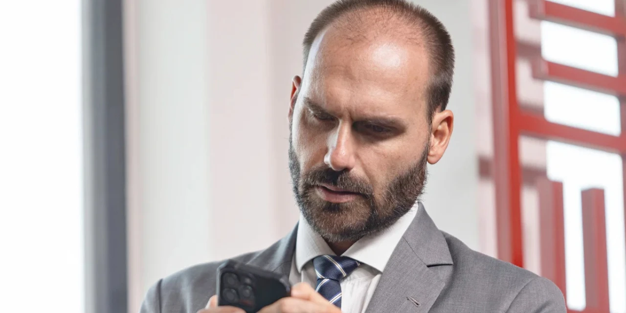 Eduardo Bolsonaro vira alvo de piadas em evento após revogação da Lei Magnitsky