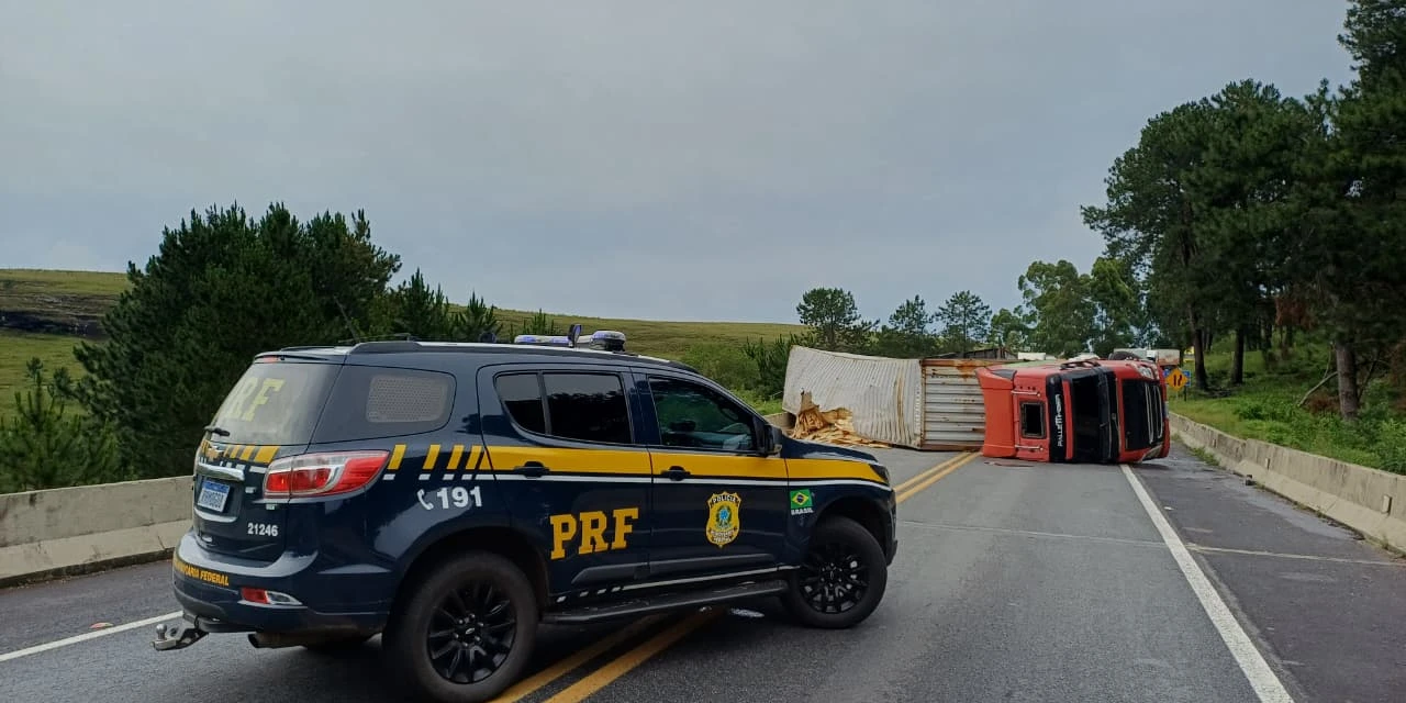 Caminhão tomba na BR-277 e interdita pista entre Palmeira e Balsa Nova
