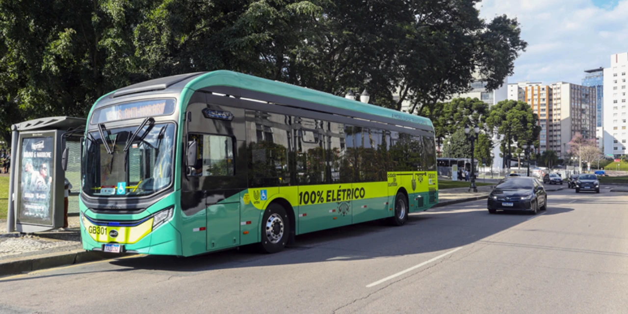 Pesquisa aponta crescimento da confiança no transporte coletivo e adesão aos ônibus elétricos em Curitiba