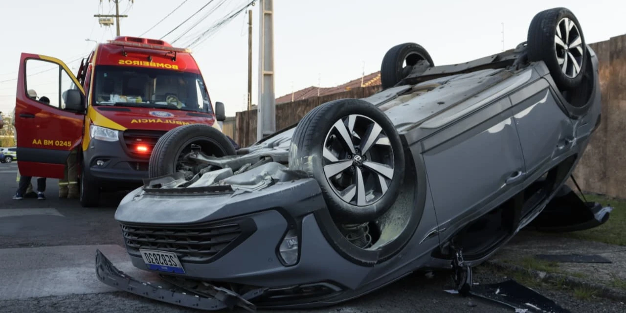 Carro capota próximo ao Jockey Club, em Ponta Grossa