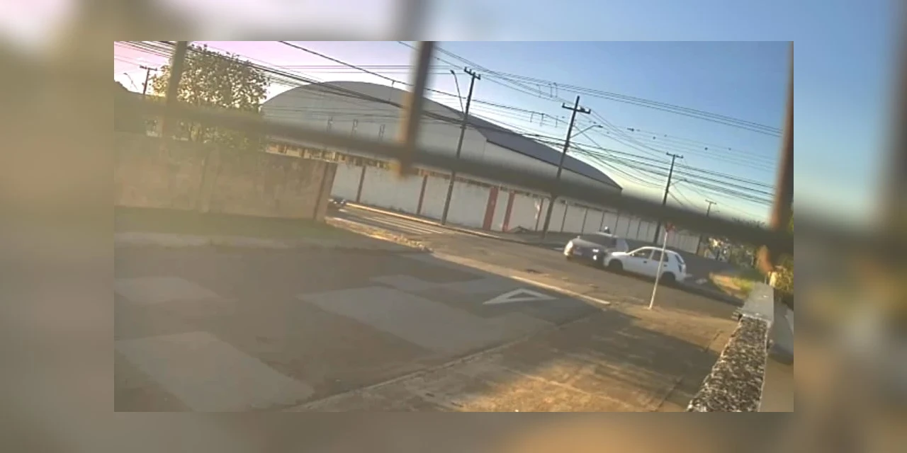 VÍDEO: Câmera flagra momento em que veículos colidem em cruzamento de PG; assista