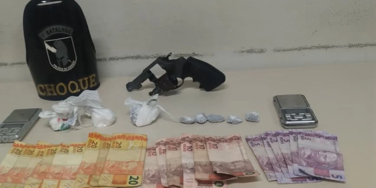 Após tentar se livrar de substâncias, mulher é presa com drogas e arma de fogo no Neves, em Ponta Grossa