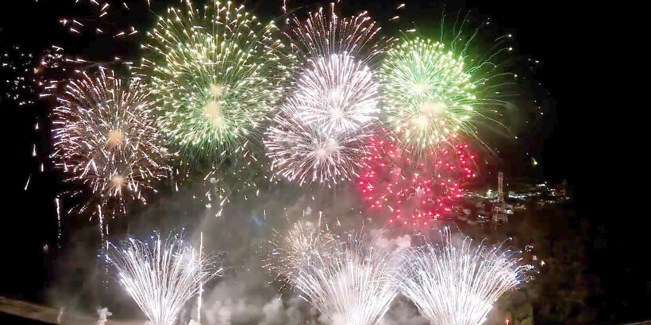 Litoral do PR registra 2 milhões de pessoas e maior queima de fogos da história