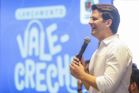 'Educação é a prioridade em Curitiba', destaca prefeito Eduardo Pimentel