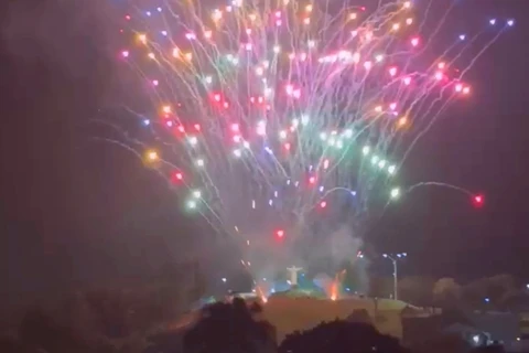 Chegada de 2026 é marcada com fogos de artifício e shows em Castro; veja imagens