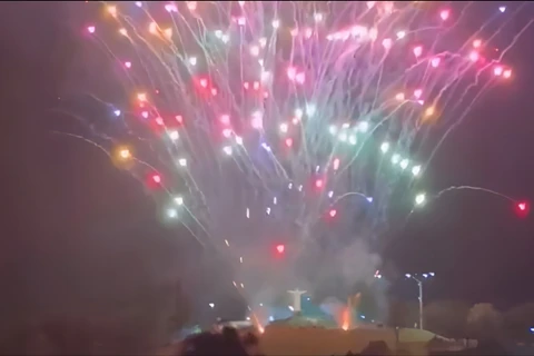 Chegada de 2026 é marcada com fogos de artifício e shows em Castro; veja imagens