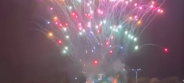 Chegada de 2026 é marcada com fogos de artifício e shows em Castro; veja imagens