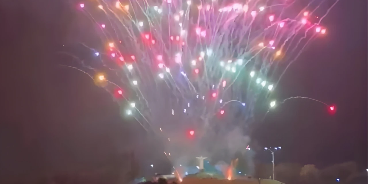 Chegada de 2026 é marcada com fogos de artifício e shows em Castro; veja imagens