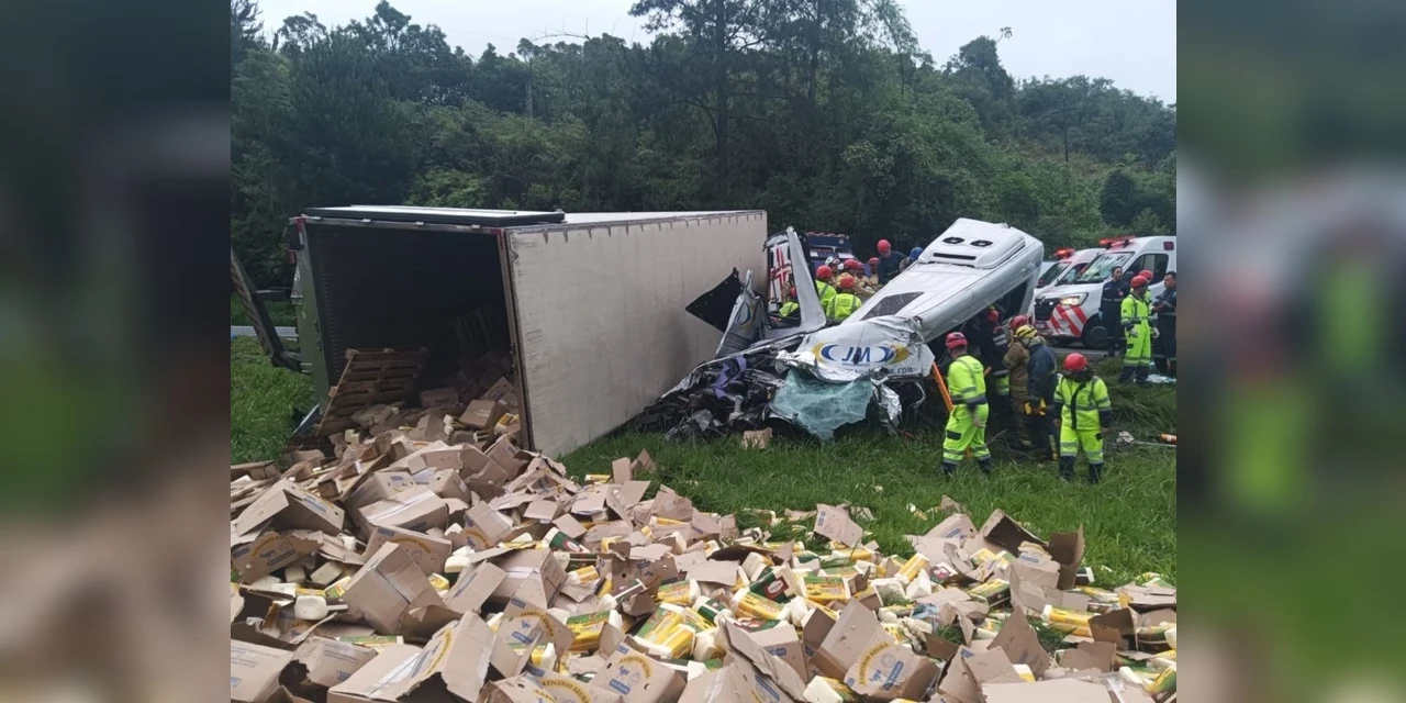 Quatro pessoas morrem após acidente envolvendo carreta e van na BR-116