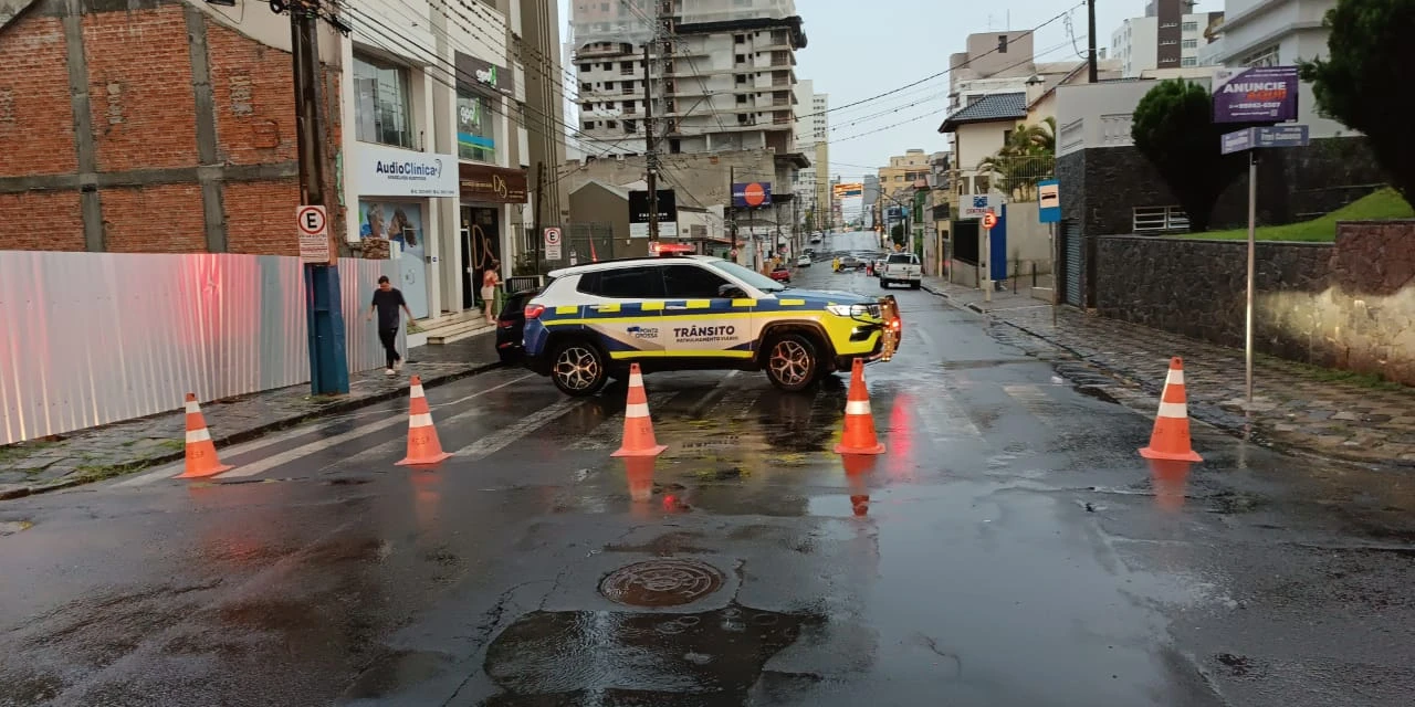 Tempestade deixa semáforos inoperantes e provoca lentidão no trânsito em Ponta Grossa