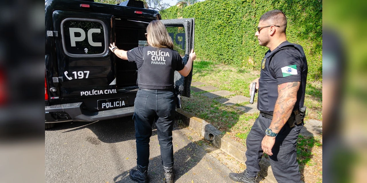 Quatro pessoas são presas por jogar sofá com corpo morto dentro no Paraná