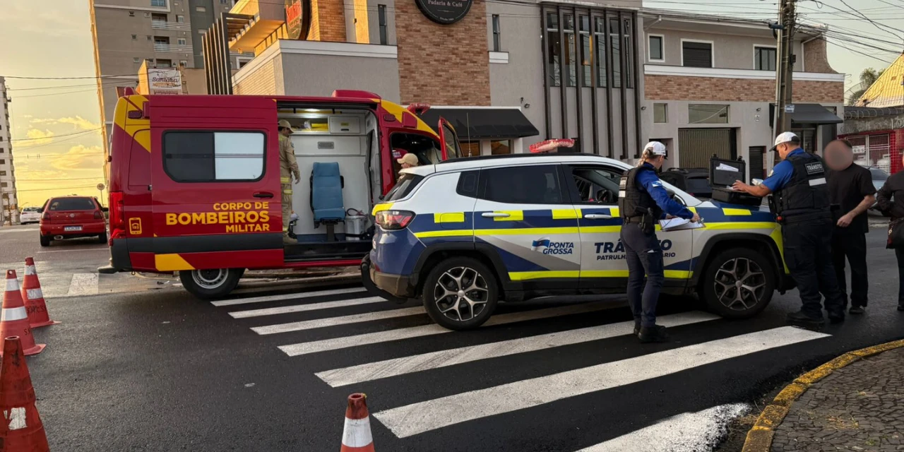 Colisão envolve três veículos e interdita rua no bairro Órfãs, em Ponta Grossa
