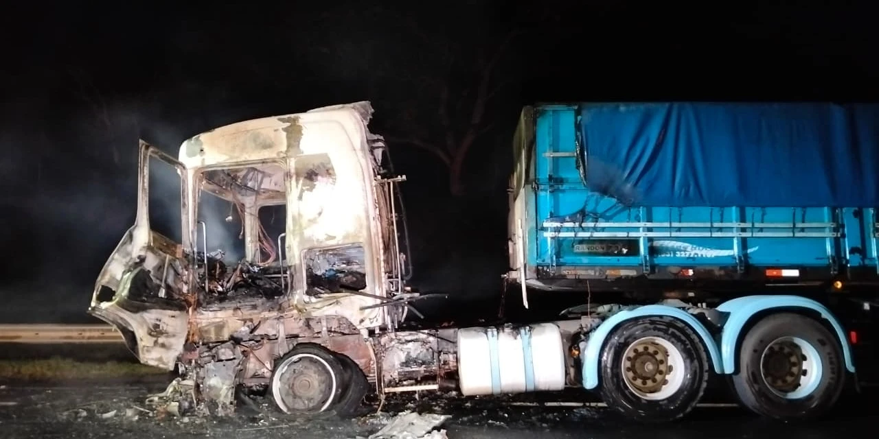 Caminhão pega fogo na PR-151 durante a madrugada; veja fotos