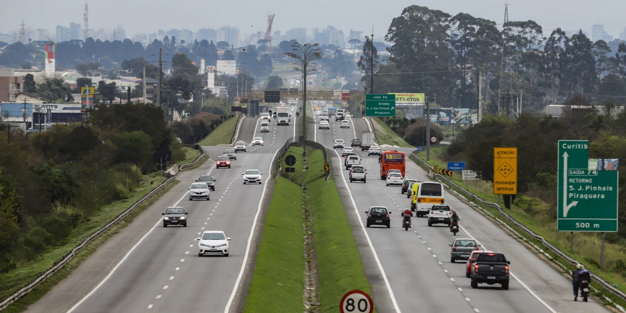 Pane mecânica em caminhão interdita faixa da BR-277