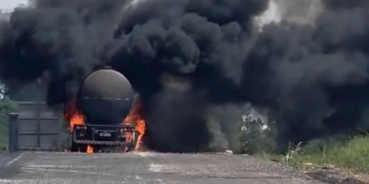 Caminhão carregado com óleo vegetal pega fogo na PR-151, entre Ponta Grossa e Palmeira