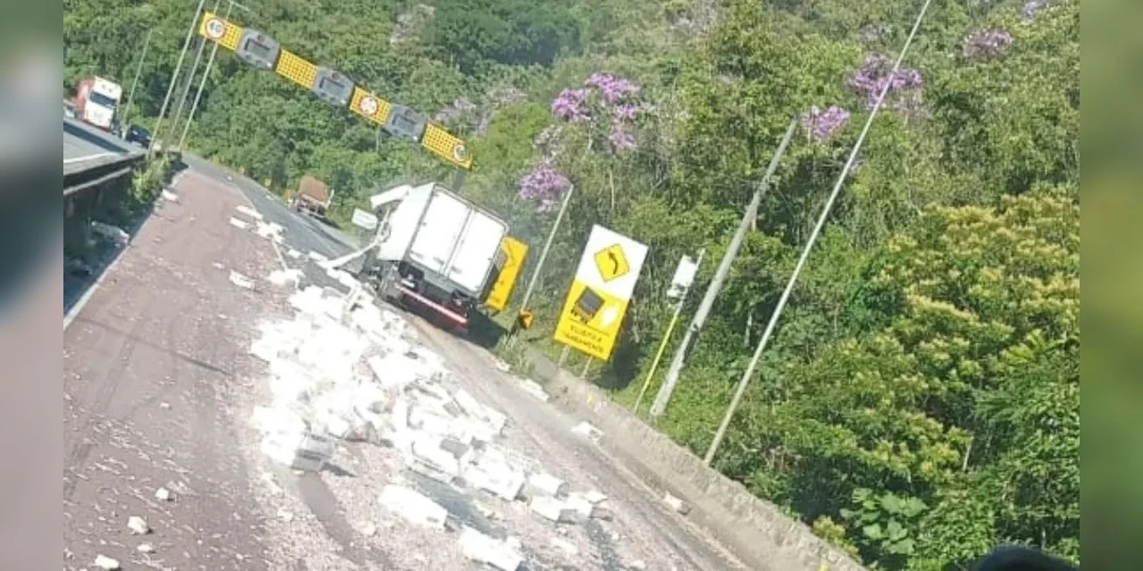 Colisão entre caminhões interdita totalmente trecho da BR-376