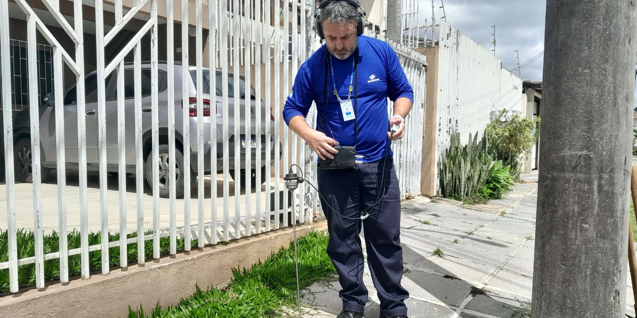 Caçadores de vazamentos: tecnologia e experiência entram em ação quando a água não chega à torneira