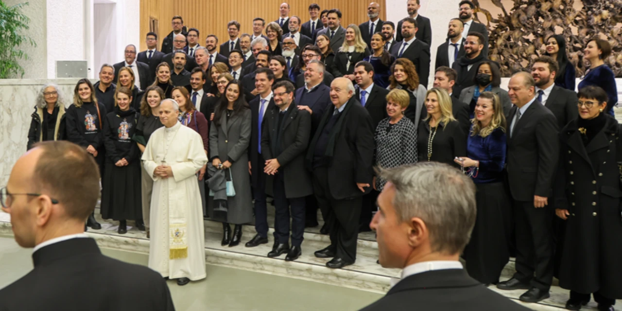 Papa Leão XIV saúda Camerata Antiqua de Curitiba em apresentação no Vaticano