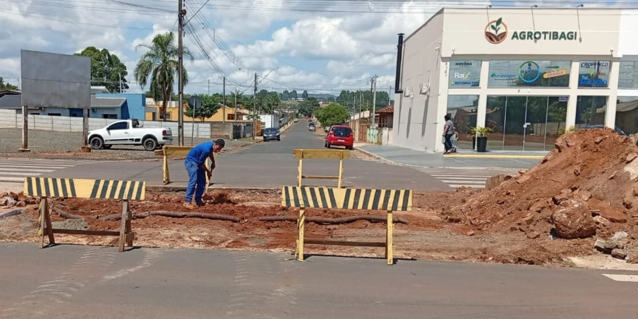 Prefeitura inicia obras de abertura de travessias em Tibagi