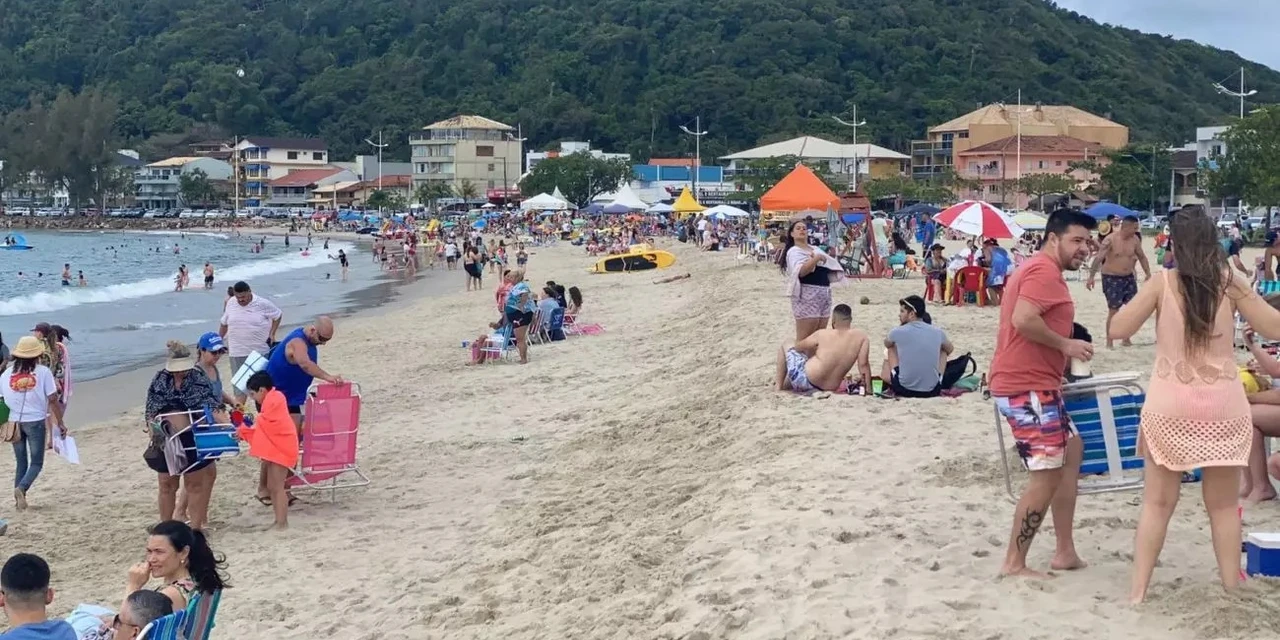 Força-tarefa lacra esgoto clandestino em famosa praia de Santa Catarina