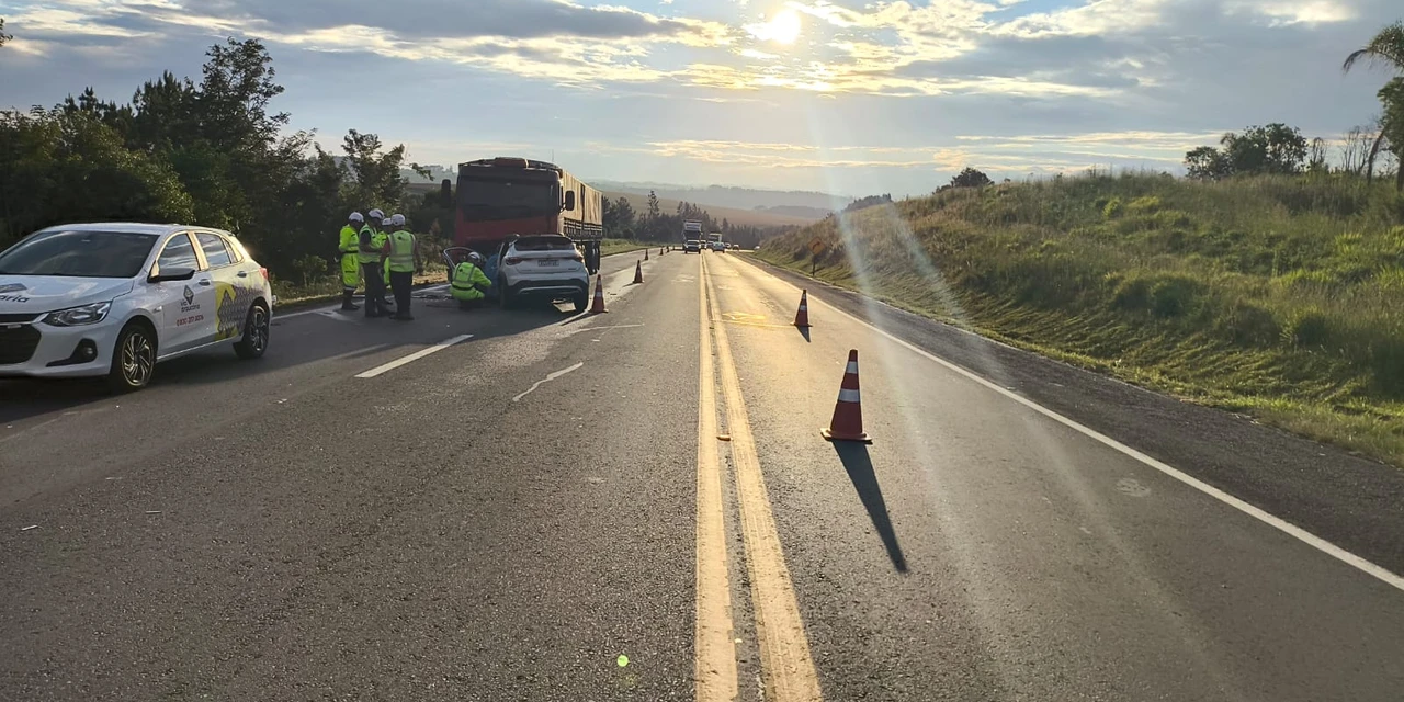 Colisão frontal entre caminhão e carro de passeio mata homem de 52 anos em rodovia na região