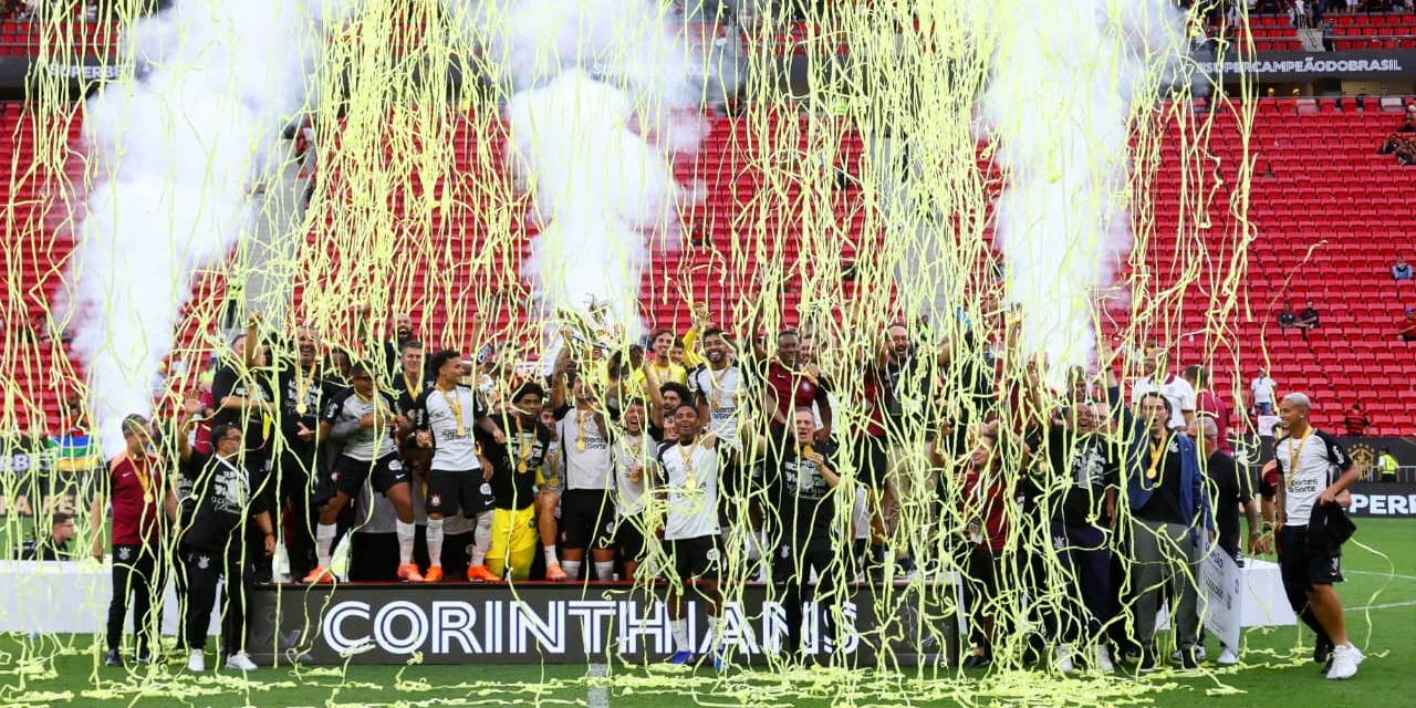Corinthians marca dois gols, derrota o Flamengo e conquista a Supercopa Rei