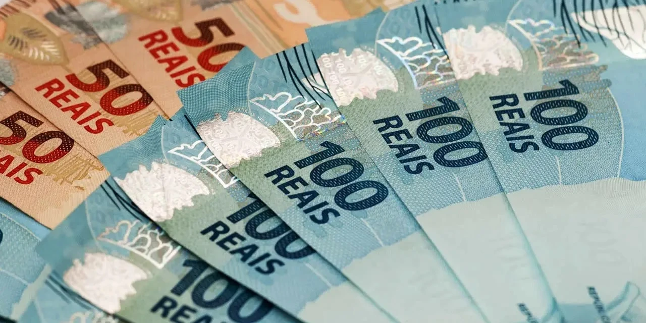 Salário mínimo de R$ 1.621 começa a ser pago nesta segunda