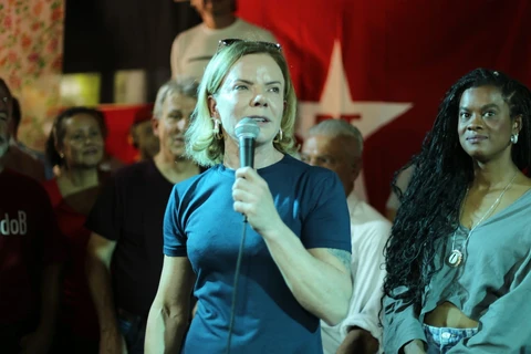 Gleisi conversa com prefeitos do litoral e participa de encontro cultural em Paranaguá