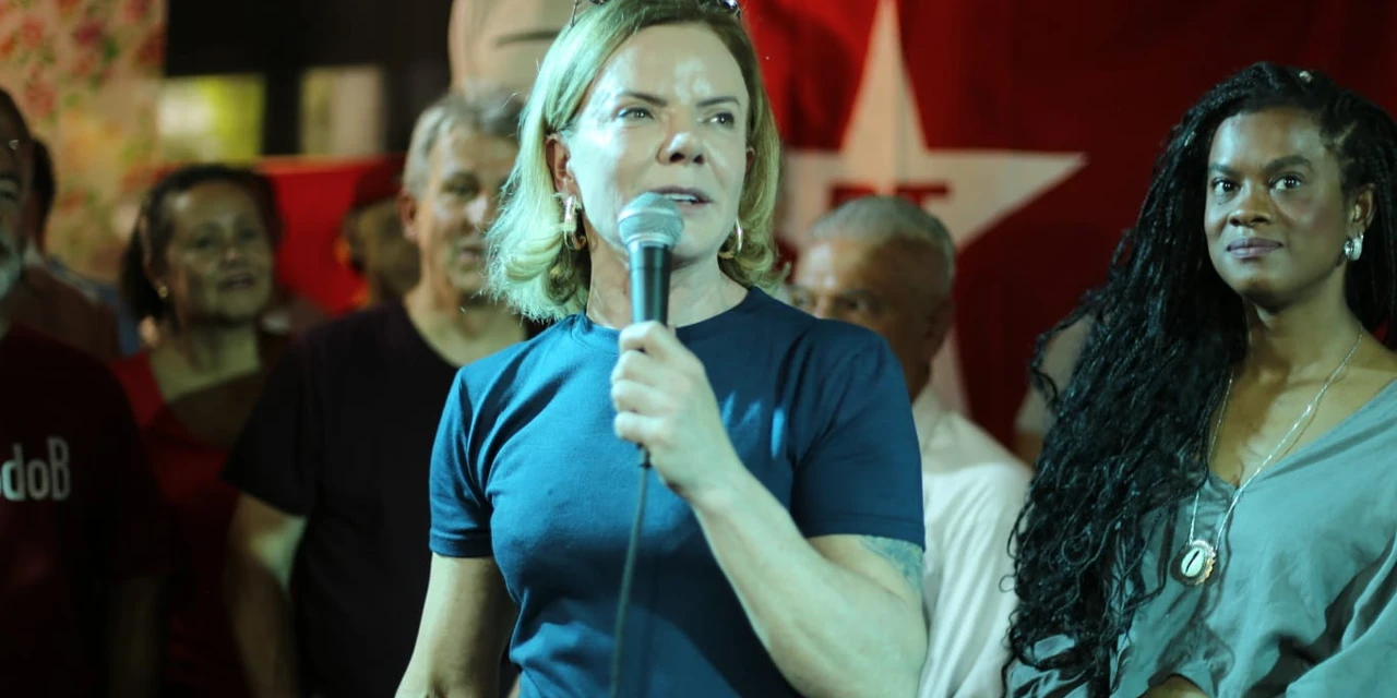 Gleisi conversa com prefeitos do litoral e participa de encontro cultural em Paranaguá