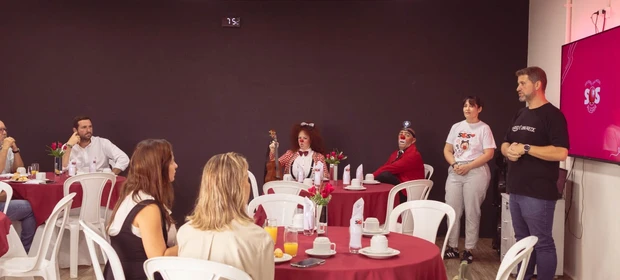 Doutores Palhaços SOS Alegria fortalece laços com instituições de saúde em café institucional
