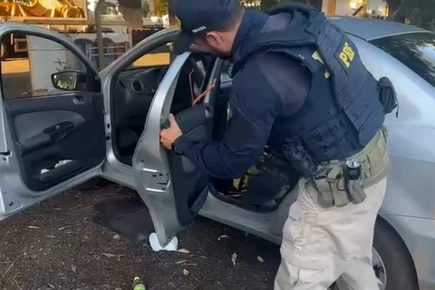 PRF apreende 130 kg de drogas em carro com crianças no Paraná