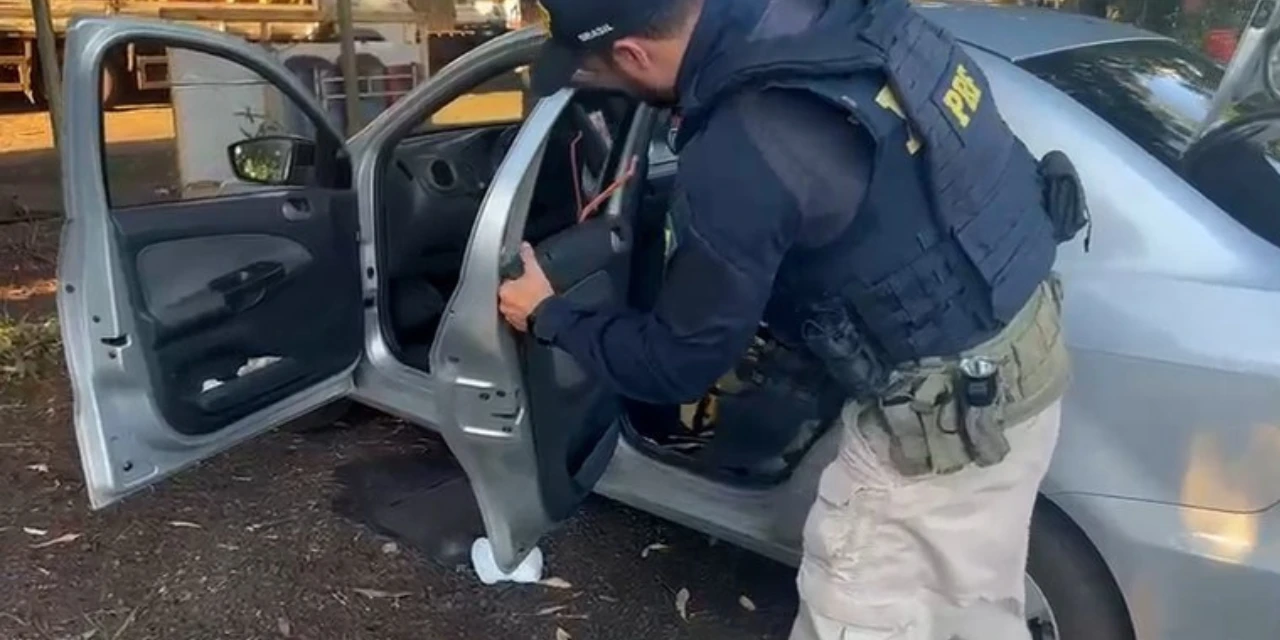 PRF apreende 130 kg de drogas em carro com crianças no Paraná