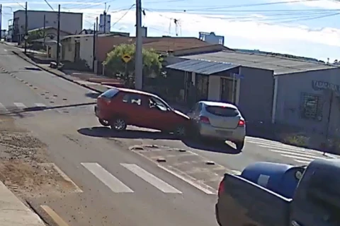 Motorista sem CNH bate, invade calçada e mata pedestre no Paraná; vídeo mostra