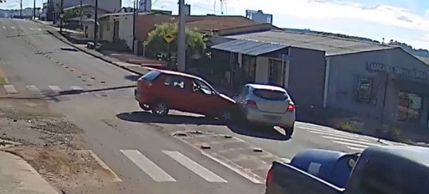 Motorista sem CNH bate, invade calçada e mata pedestre no Paraná; vídeo mostra