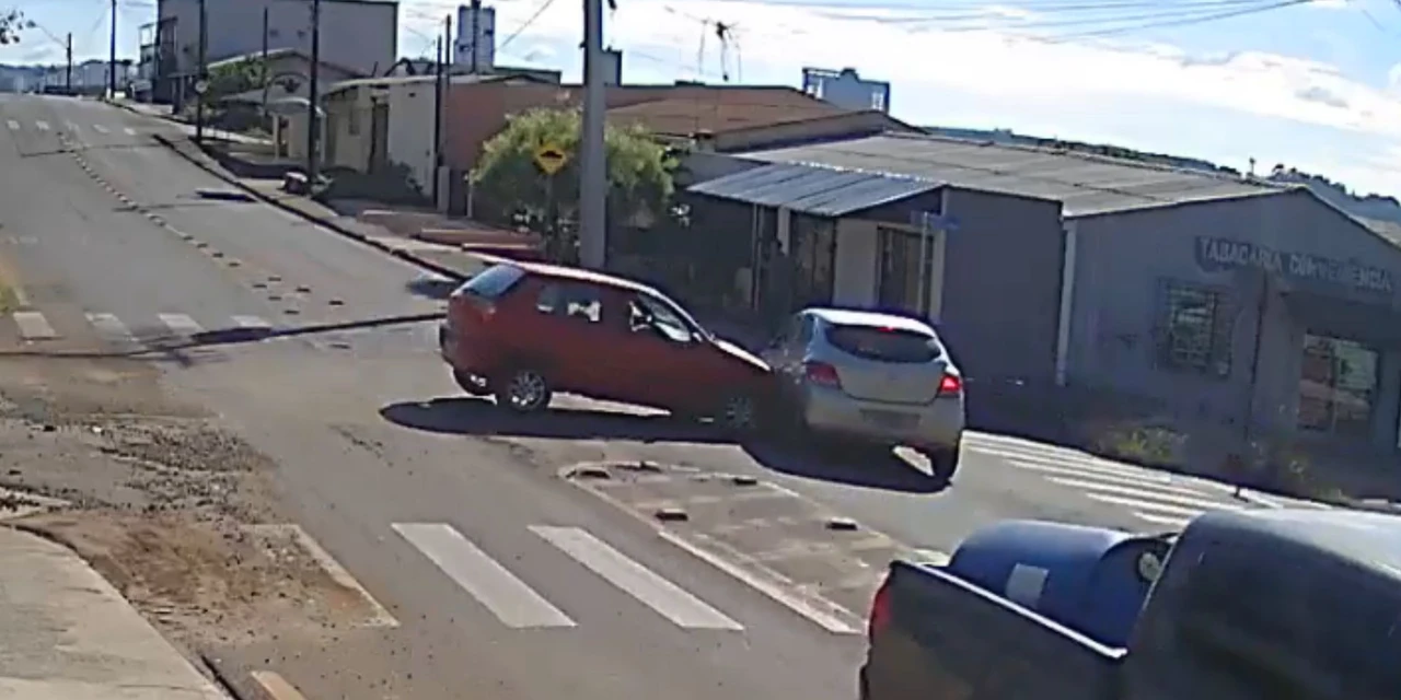 Motorista sem CNH bate, invade calçada e mata pedestre no Paraná; vídeo mostra