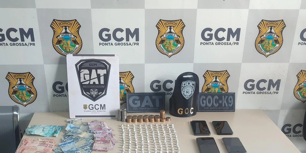 GCM flagra venda de crack no portão de residência e prende duas pessoas em PG