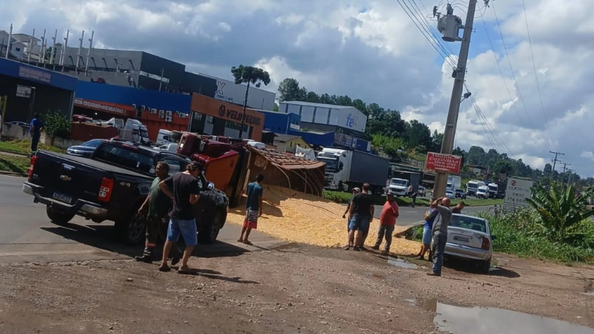 Caminhão segue tombado no trecho