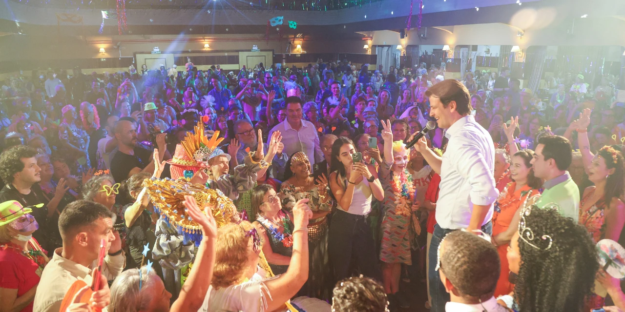 “Quando trabalhamos juntos, levamos mais alegria para a cidade”, afirma Eduardo Pimentel em baile de idosos