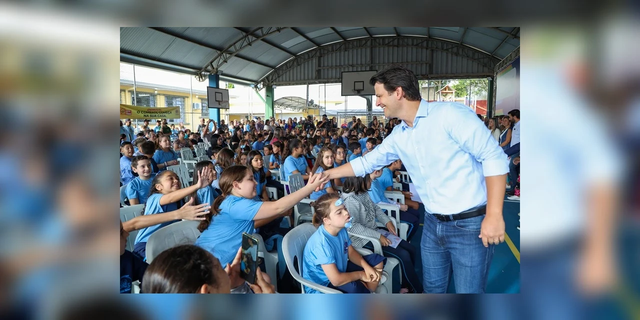 Eduardo Pimentel acompanha volta às aulas de estudantes da rede municipal de Curitiba