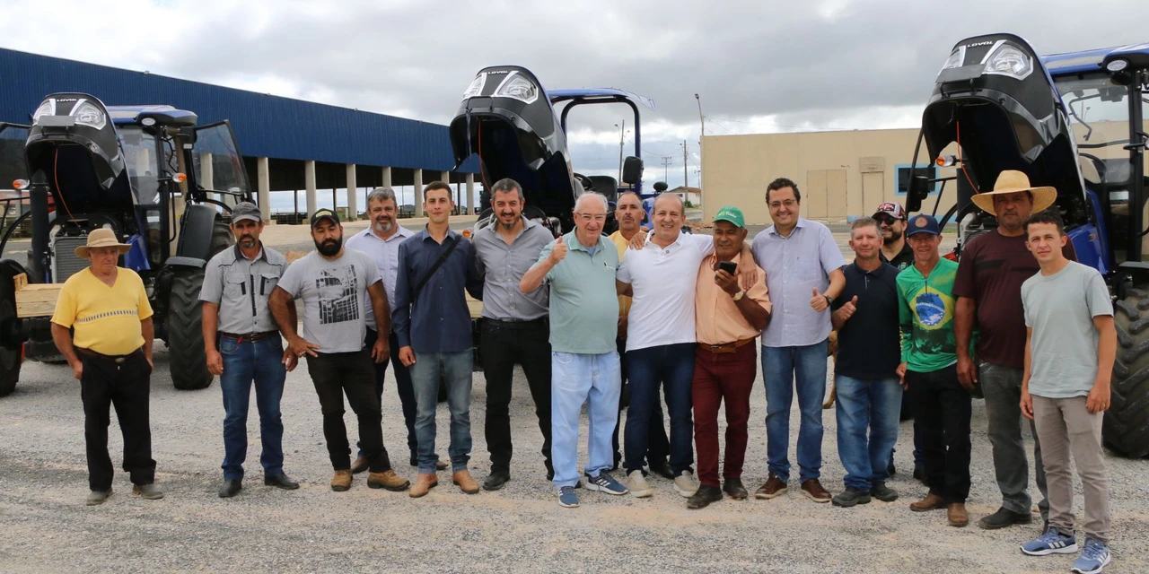 Com investimento de cerca de R$ 1 milhão, Castro entrega equipamentos a associações rurais