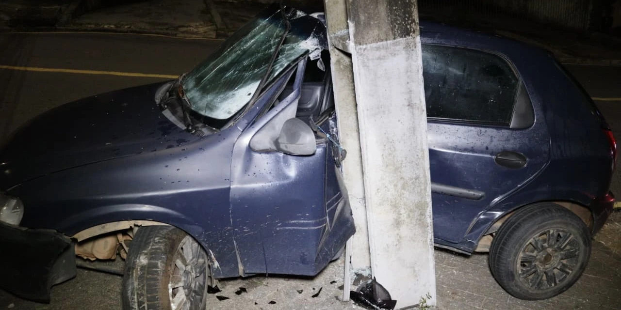 Fotos: Após bater em poste, motorista sai pela janela, pega cerveja e deixa o local
