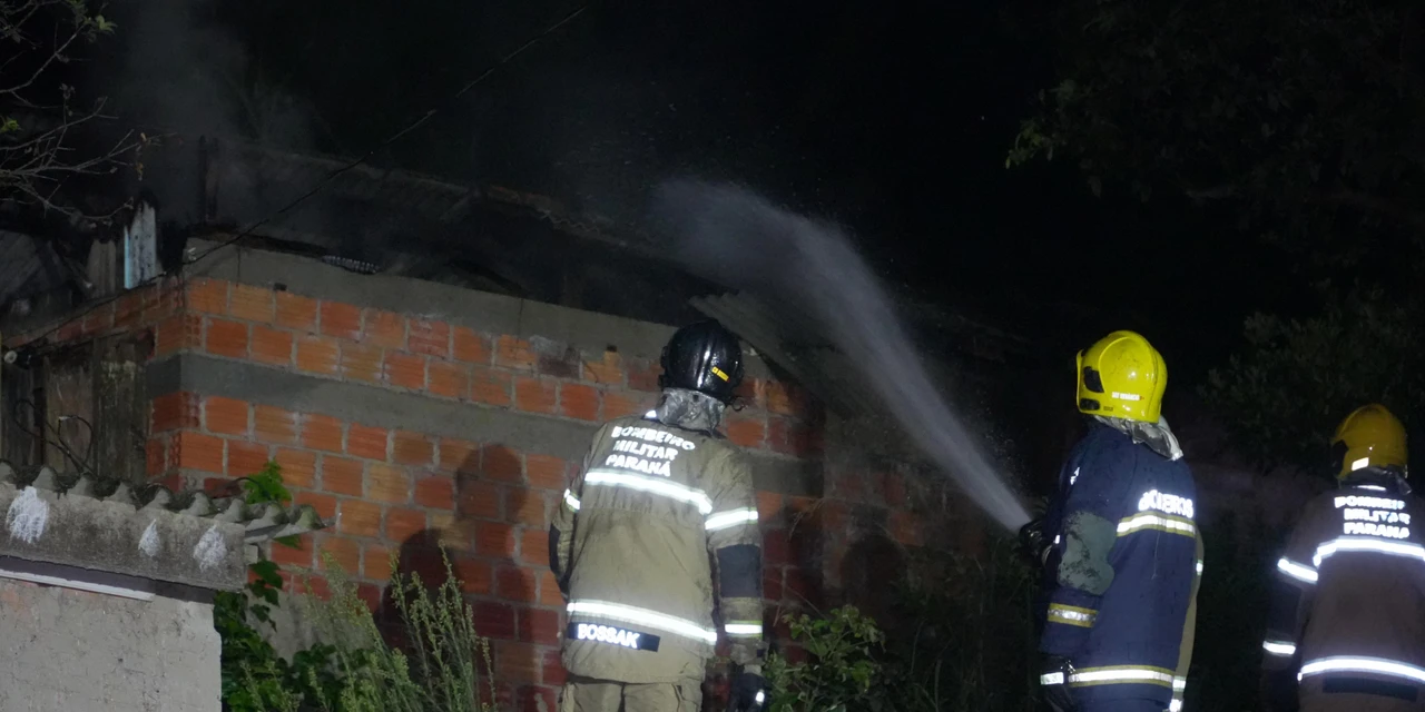 Incêndio em residência mobiliza Corpo de Bombeiros em vila de Ponta Grossa