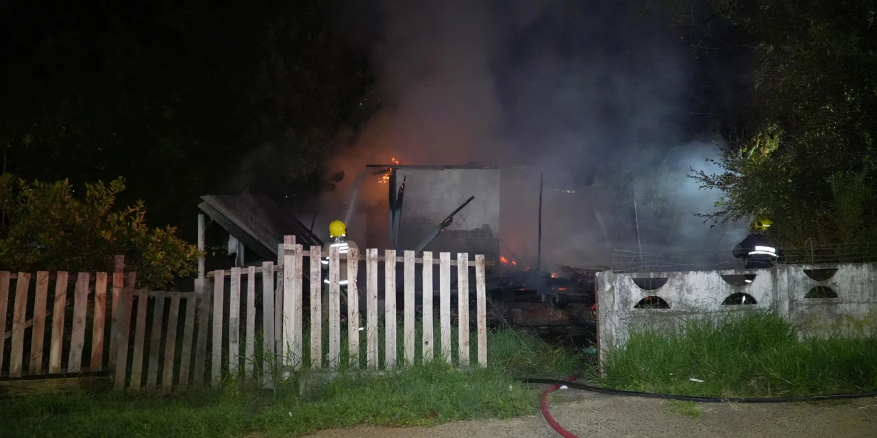 Fotos: Incêndio destrói residência abandonada em PG; suspeita é de fogo deixado por usuários de drogas