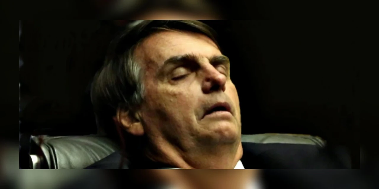 Carlos visita Jair Bolsonaro e afirma que ex-presidente está “sonolento e abatido”