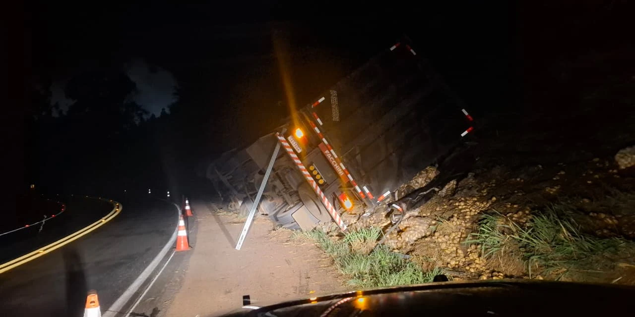 Caminhão tomba na PR-151 em Sengés e motorista sai ileso