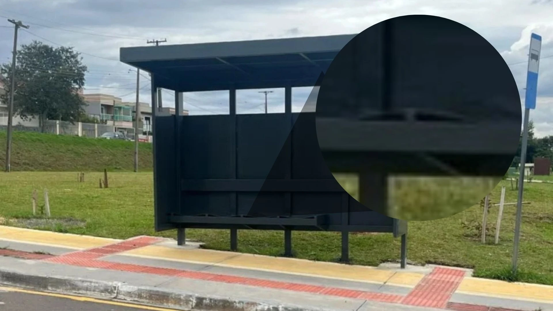 Novos pontos de ônibus tem divisorias de metal para evitar que pessoas deitem | Reprodução