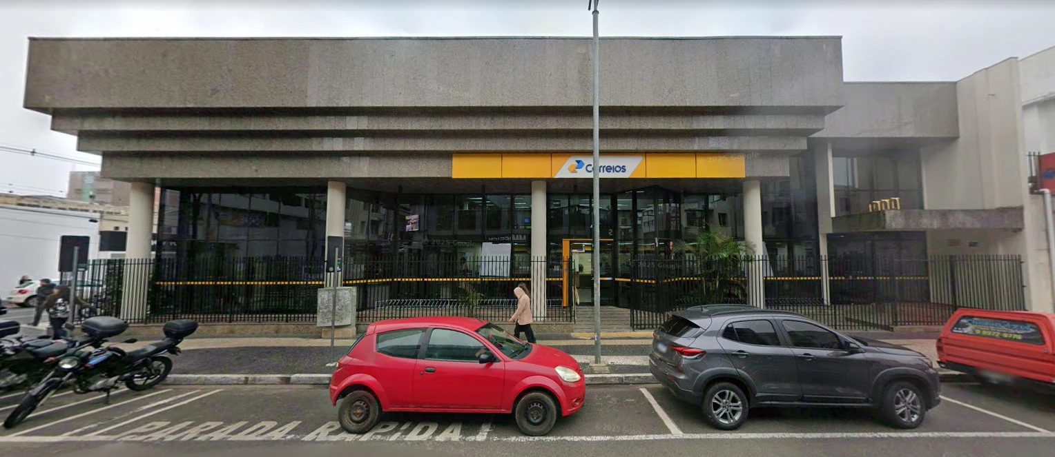 Agência dos Correios recebeu cercas para evitar a presença da população de rua